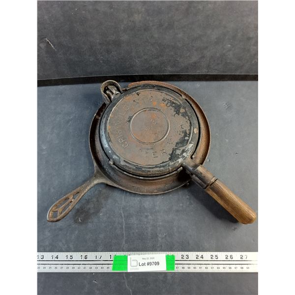 Vintage Griswold Cast Iron Waffle Maker - Damaged