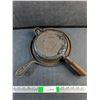 Image 1 : Vintage Griswold Cast Iron Waffle Maker - Damaged