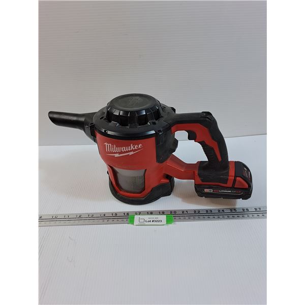 Milwaukee Battery Powered Vaccum w/M18 Battery - Powers On