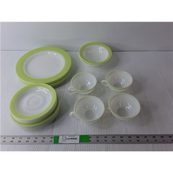 Pyrex Dish Lot- (4) Cups, (2) Bowls, (12) Plates