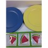 Image 4 : (8) Plastic Dinner Plates & Watermelon Serving Dish