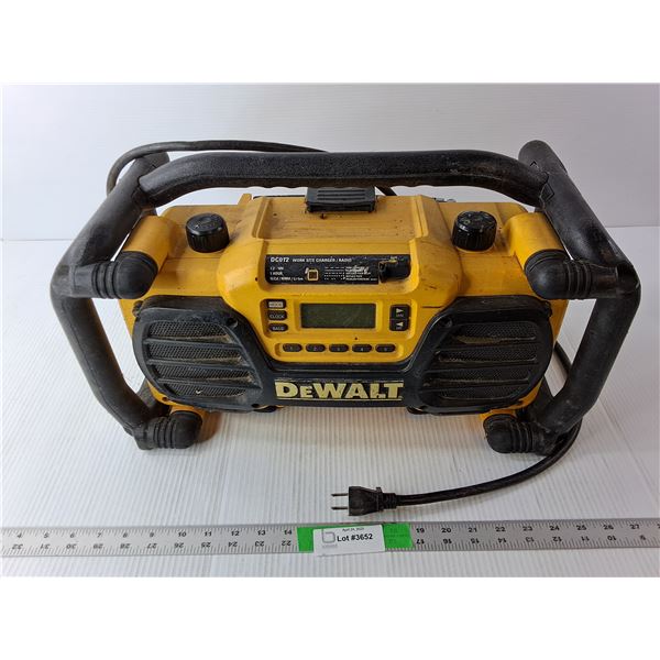 Dewalt DC012 Work Site Charger/Radio- Powers On