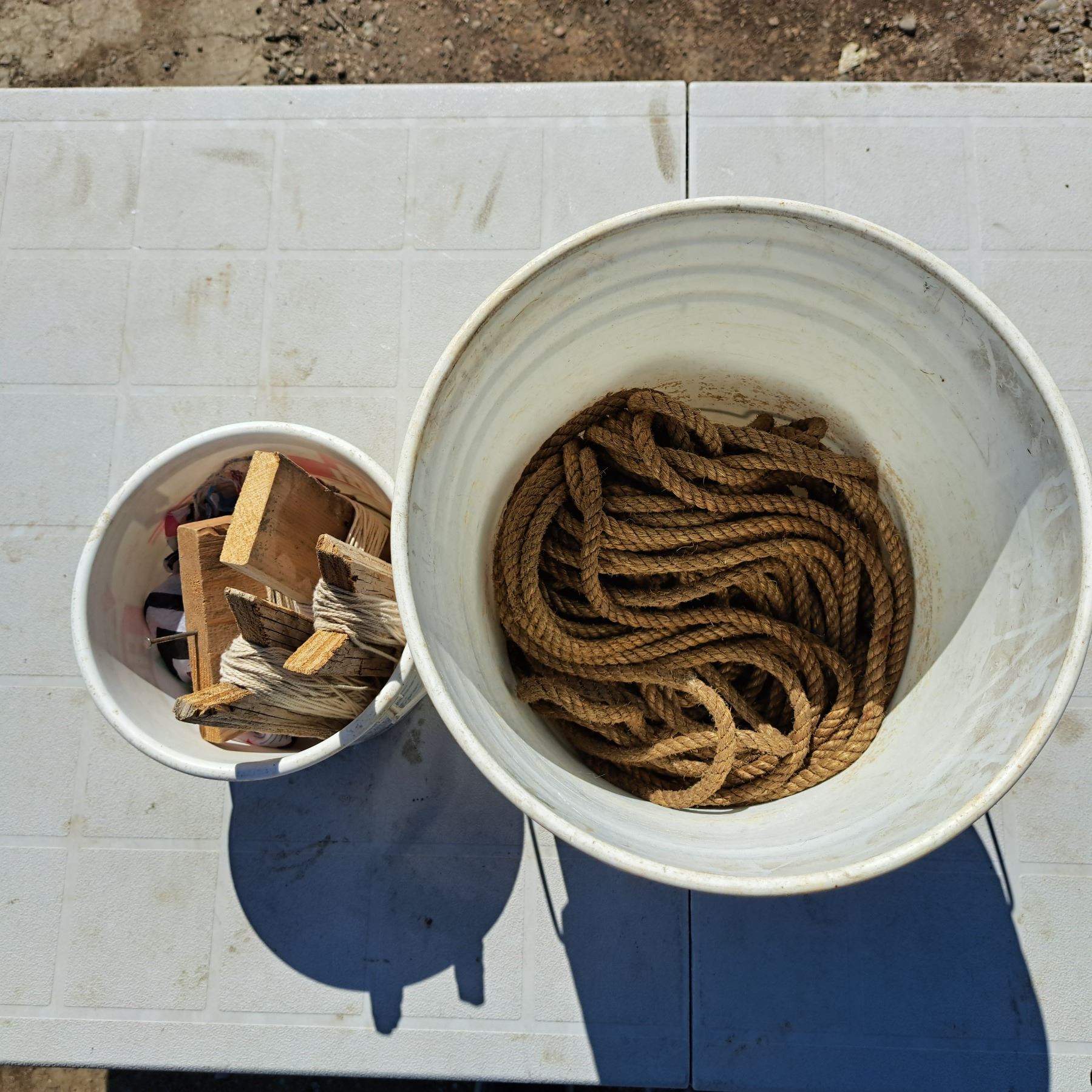 Bucket of rope and string - Schmalz Auctions