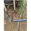 Image 2 : 2 Shovels/Floor Squeegee