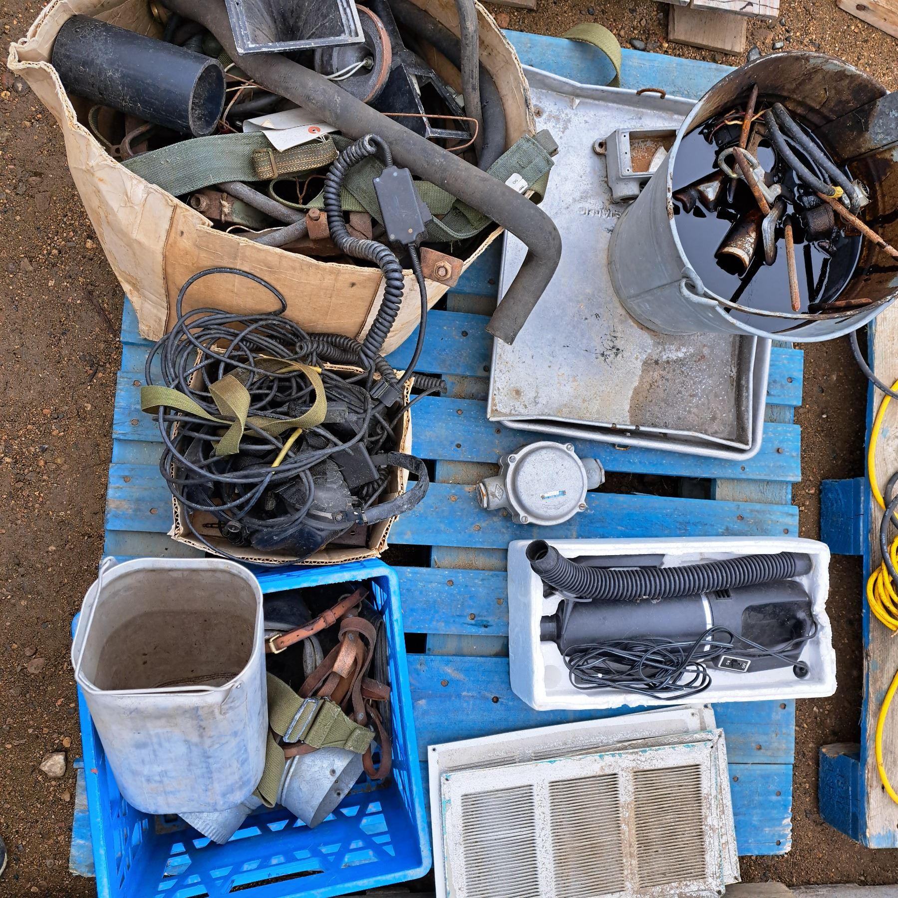 Pallet of misc items including a bucket of tar and tools - Schmalz Auctions