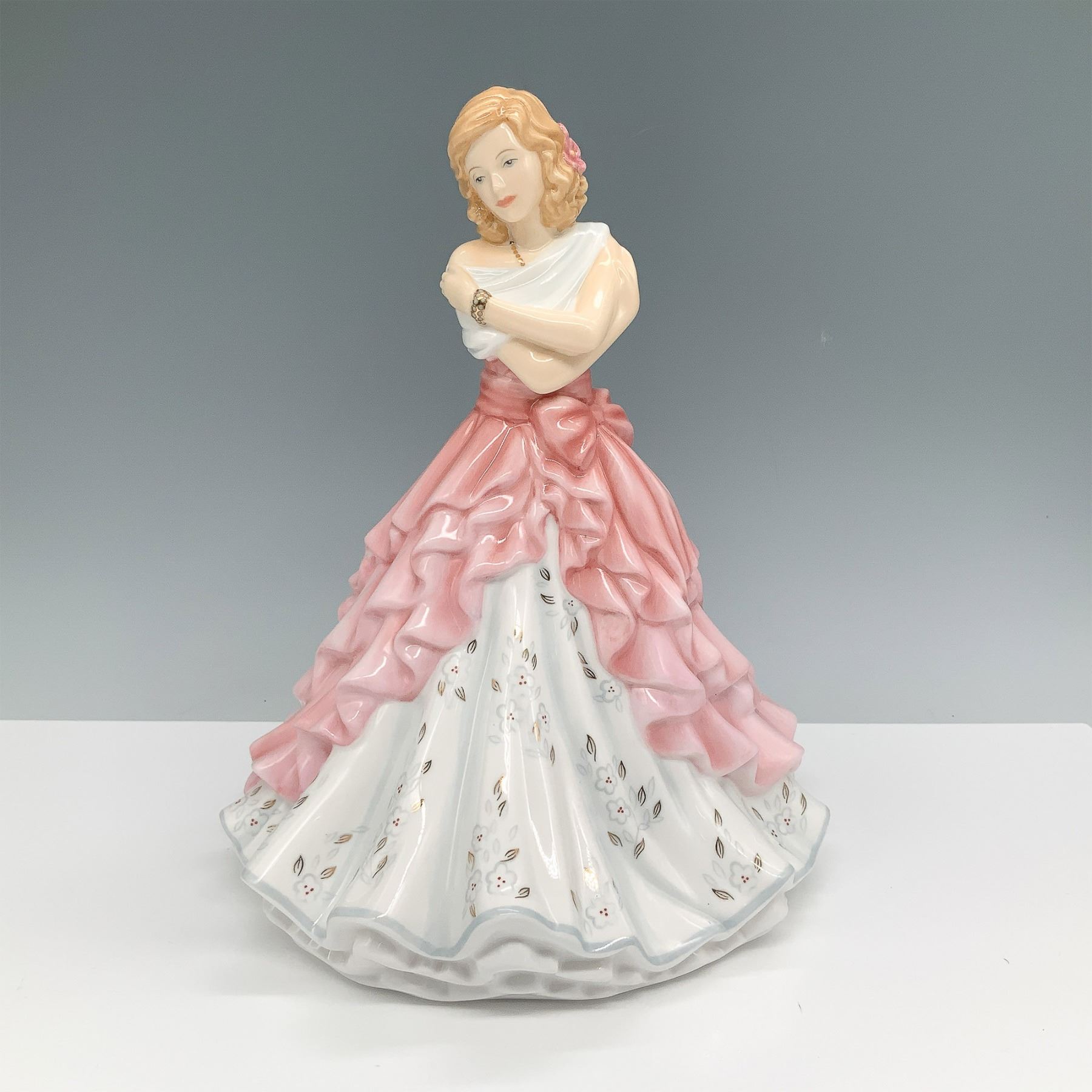 Lot - ROYAL DOULTON - PRETTY LADIES - A LOVING THOUGHT HN5253 Lot - ROYAL DOULTON - PRETTY LADIES - A LOVING THOUGHT HN5253