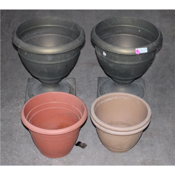 LOT OF ASSORTED PLASTIC PLANTER POTS