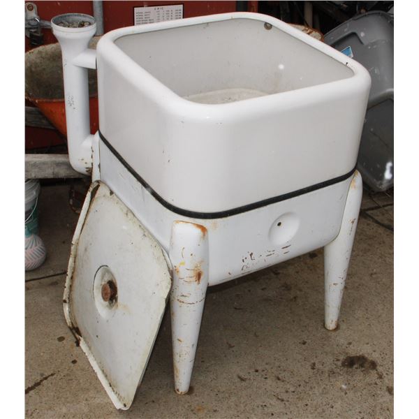 VINTAGE WASHING MACHINE CONVERTED TO PLANTER