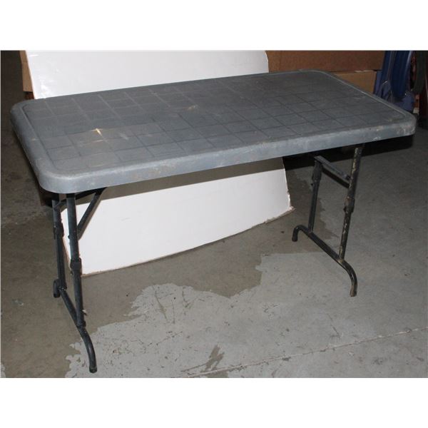 4' X 2' FOLDING PLASTIC TABLE