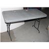 Image 1 : 4' X 2' FOLDING PLASTIC TABLE