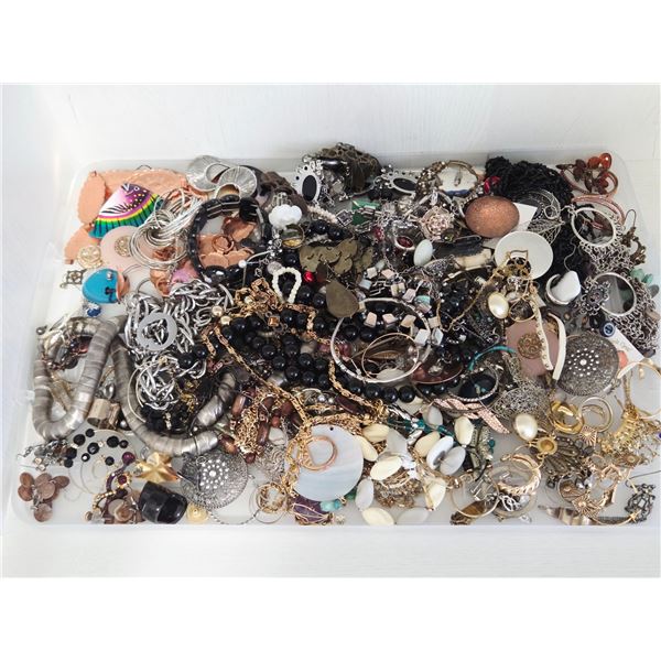 NICE LOT OF MIXED WEARABLE JEWELRY