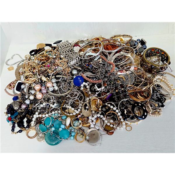 REALLY BIG BUNDLE OF VINTAGE TO NEWER NICE