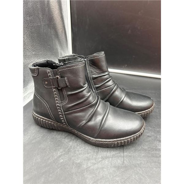 Clarks Women’s Black Ankle Boots, Style 624, Size 9