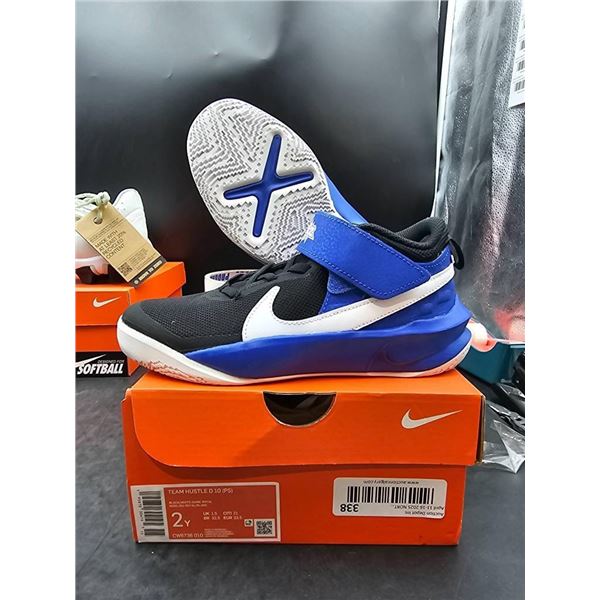 Nike Team Hustle D 10 PS Youth Basketball Shoes, Black/White/Blue
