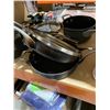 Image 4 : Calphalon Cookware Set with Pots, Pans, and Lids