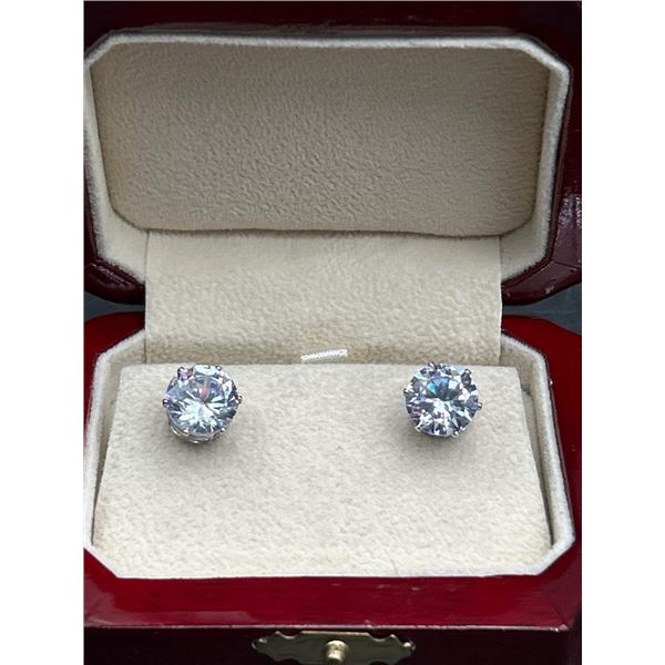 Pair of 1.0 Carat Solitaire Stud Earrings with Round Cut Stones& nbsp;