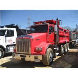 2005 KENWORTH T800 TRI-AXLE DUMP