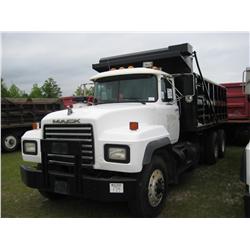 1996 MACK RD690S TRI-AXLE DUMP