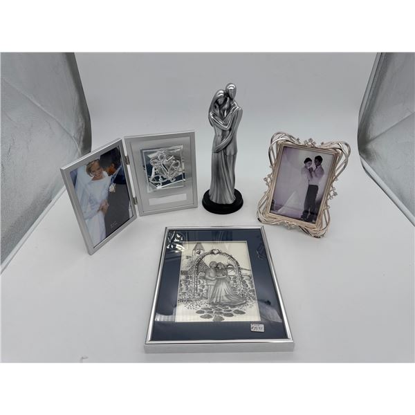 Wedding Set - 2 Photo frames, wedding picture and wedding statue