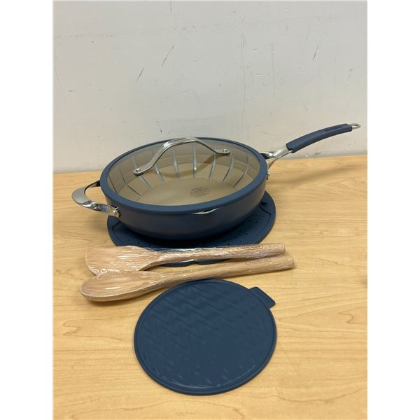 Tramontina 5 Qt Sauce Pan with Lid and accessories - looks new