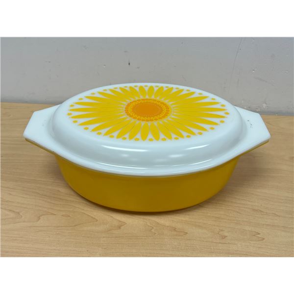 Pyrex Yellow Daisy Casserole & Lid 2.5 Qt. - see all photos