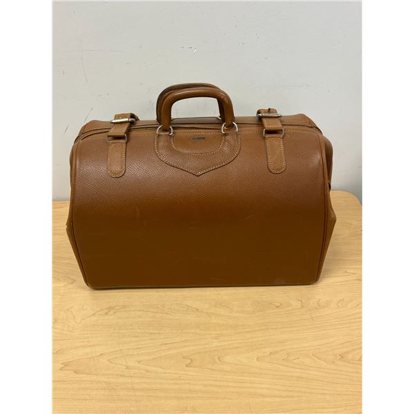Vintage Leather Travel Bag with Key - Carson Quality Luggage - Approx: 20x11 & 12.5"T