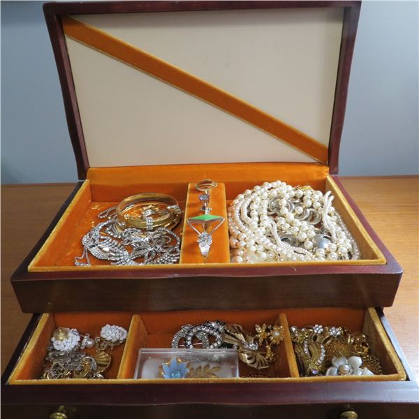 Vintage jewelery box full of vintage jewelery