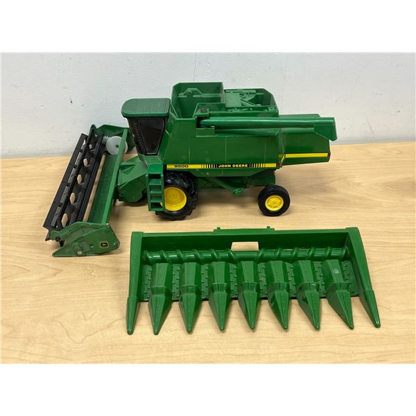 Ertl USA John Deere Die-Cast 9500 Combine - approx: 14.5 x 11.5 & 6"T