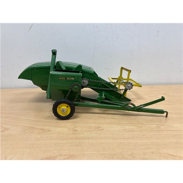 Vintage John Deere Metal Pull Type Combine - approx: 13.5 x 8"