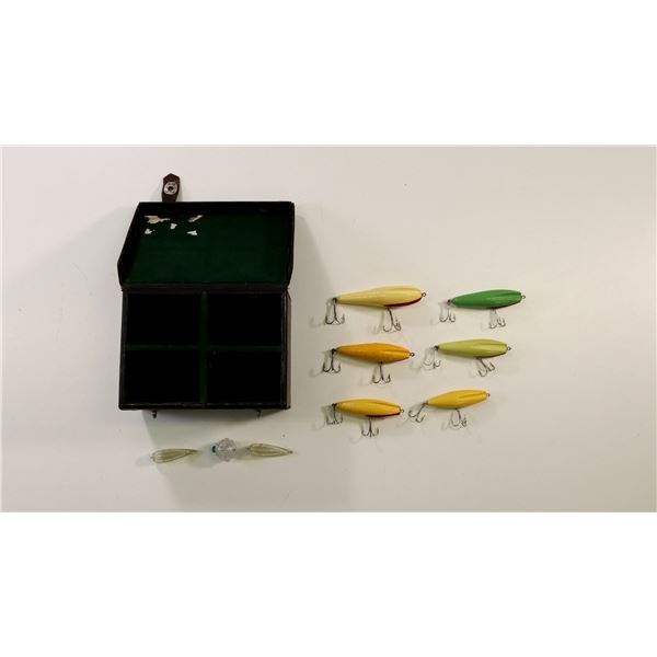 VINTAGE WOODEN FISHING LURES LOT