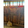Image 1 : 5 Pitch Forks, Shovel, & Broom