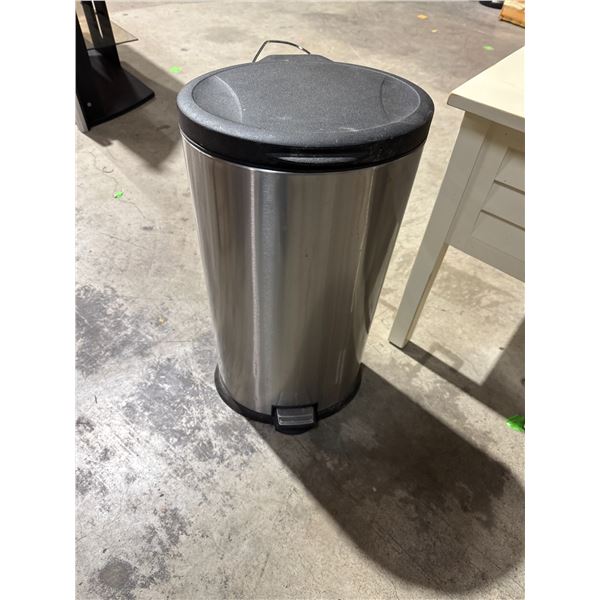 Garbage can