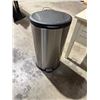 Image 1 : Garbage can