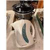 Image 1 : Crockpot and kettle