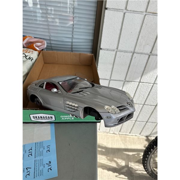Toy car missing 2 wheels