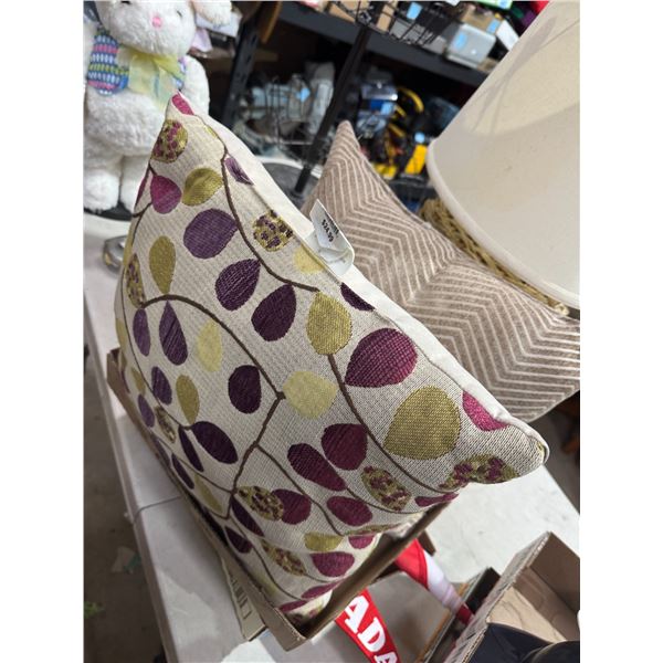 2 throw pillows