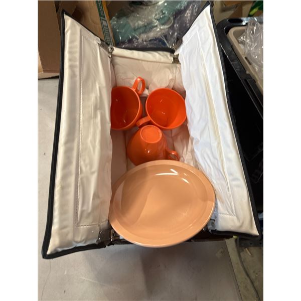 Vintage picnic bag with cups and a plate