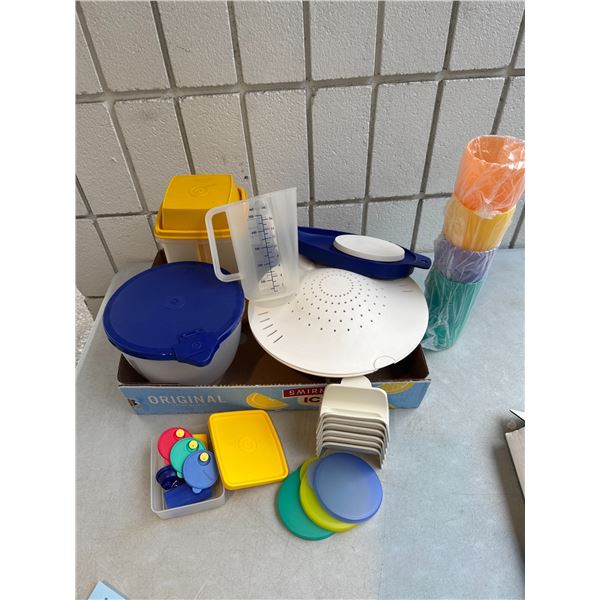 Assorted Tupperware and other kitchen items