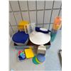 Image 1 : Assorted Tupperware and other kitchen items