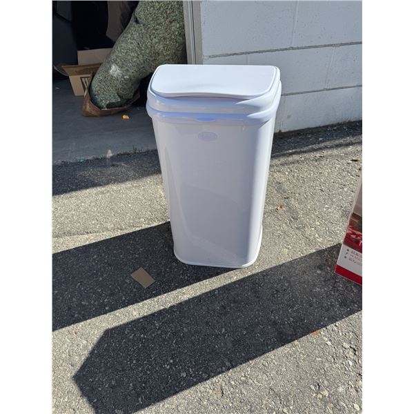 Garbage can