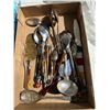 Image 1 : Assorted utensils