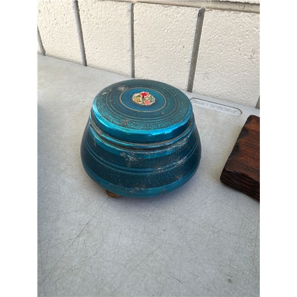 Powderpuff music box