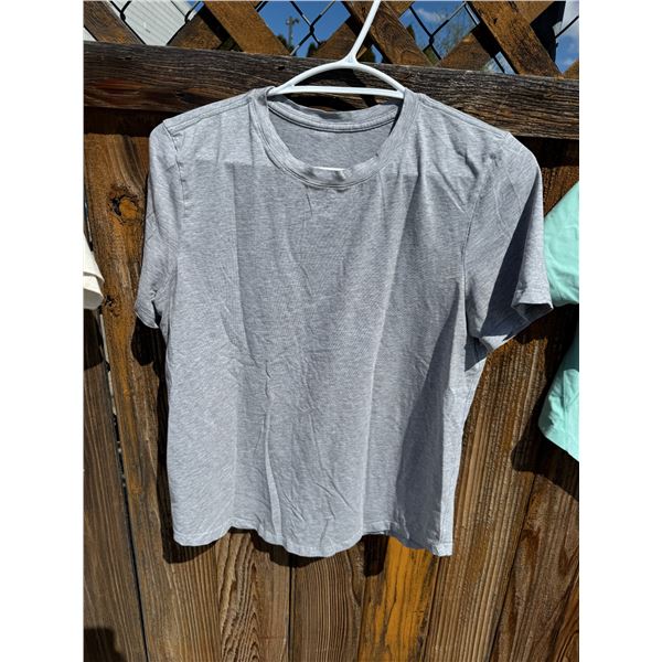 Lulu T-shirt size not shown