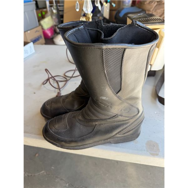 Teknic boots size 8