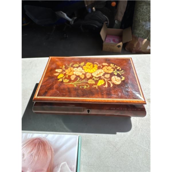 Musical jewelry box