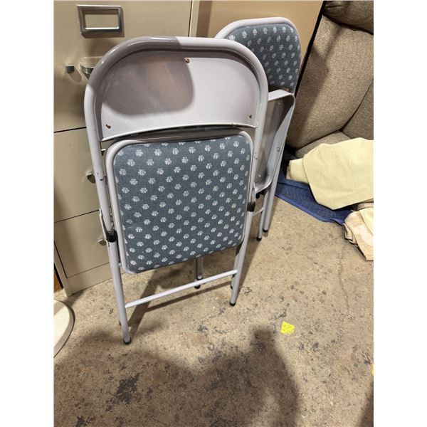 2 folding chairs
