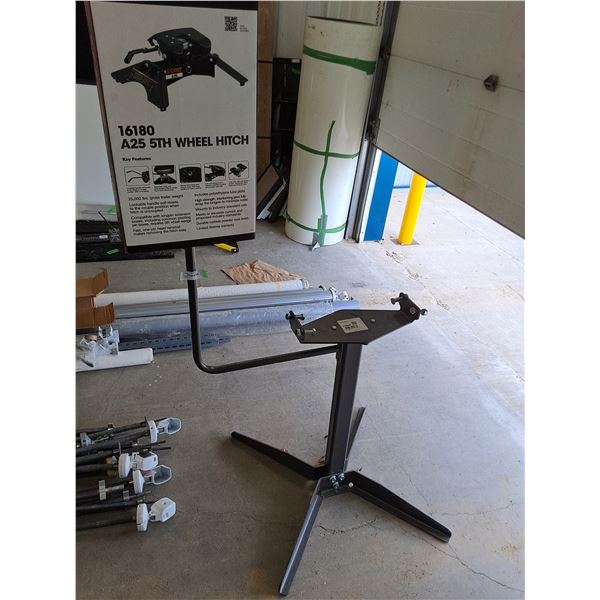 Curt A25 5th Wheel Hitch Metal Store Display