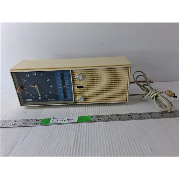 Vintage RCA Radio- Powers On