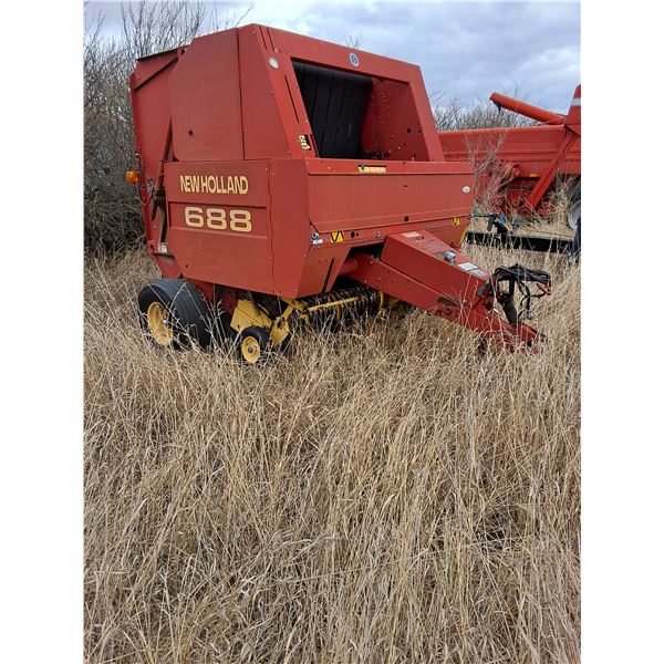 New Holland 688 Round Baler