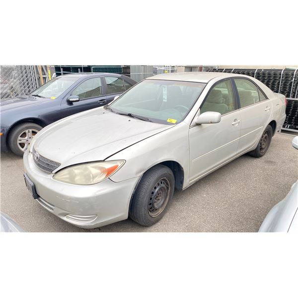 2004 TOYOTA CAMRY LE, 4DR SEDAN, GREY, VIN 4T1BE32K04U813326